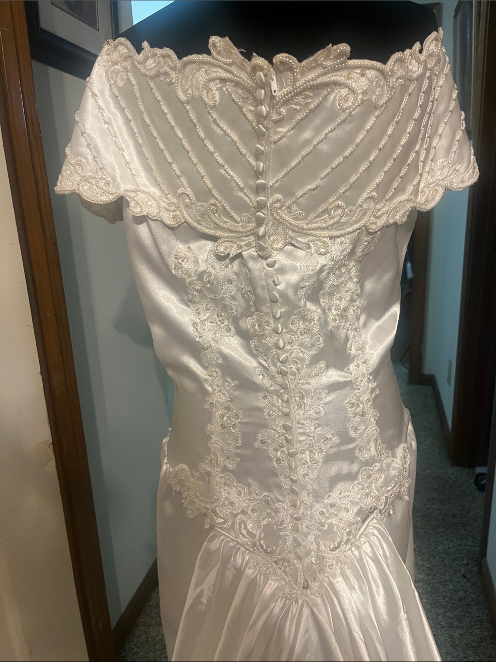 Vintage Ivory  Satin Off-Shoulder Bridal Gown with Lace Applique - Picture 5 of 7